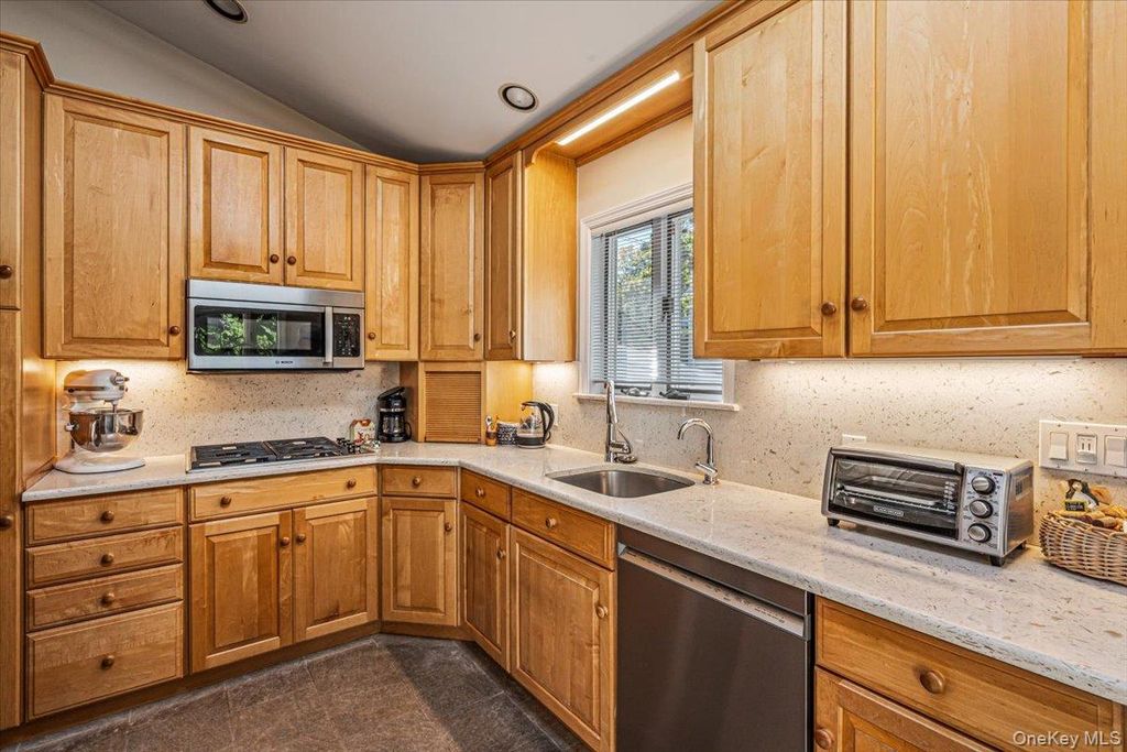 45 Driftwood Drive, Port Washington, NY 11050 — photo 5
