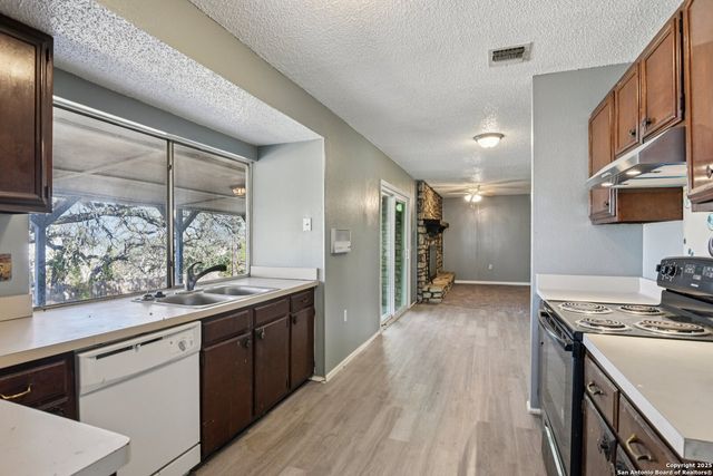 8203 Phoenix, Universal City, TX 78148