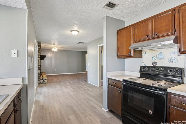 8203 Phoenix, Universal City, TX 78148