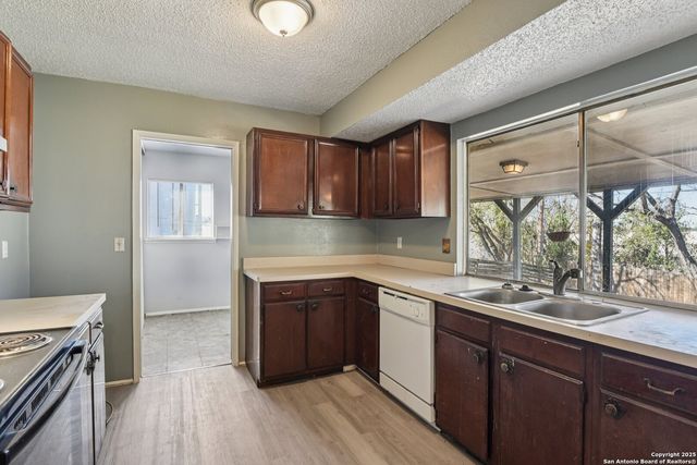 8203 Phoenix, Universal City, TX 78148