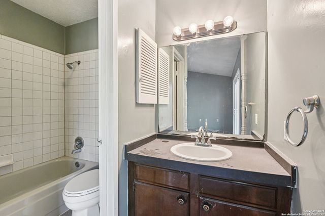 8203 Phoenix, Universal City, TX 78148