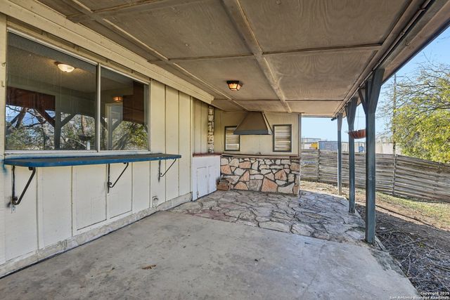 8203 Phoenix, Universal City, TX 78148