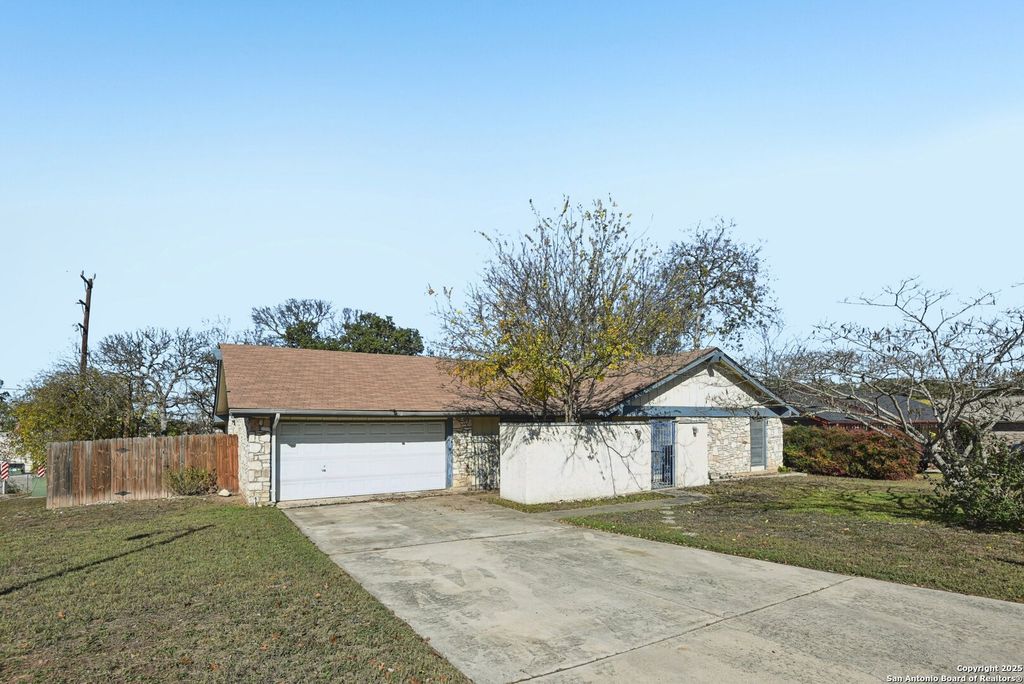 8203 Phoenix, Universal City, TX 78148