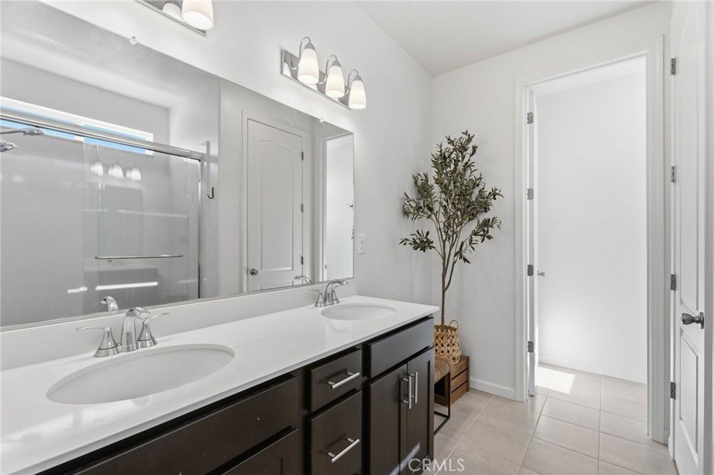 Image 33 of property listing at 588 Overstone Avenue, Madera, CA 93636