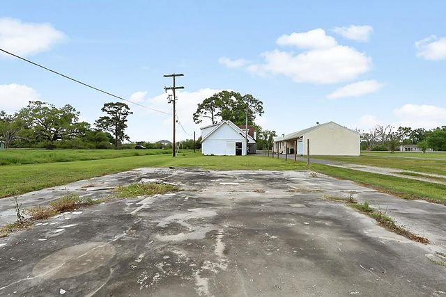 4361 Bayou Black Dr, Houma, LA 70360
