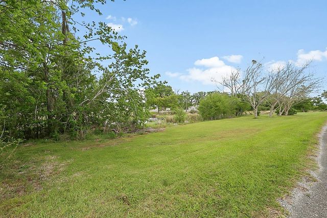4361 Bayou Black Dr, Houma, LA 70360