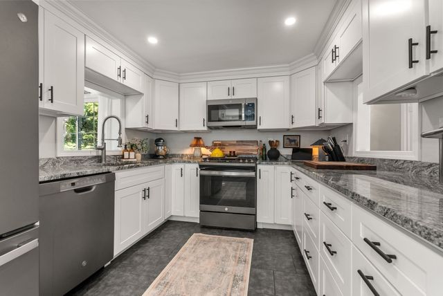 8 Yale St, Groveland, MA 01834