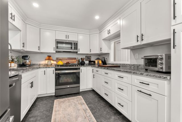 8 Yale St, Groveland, MA 01834
