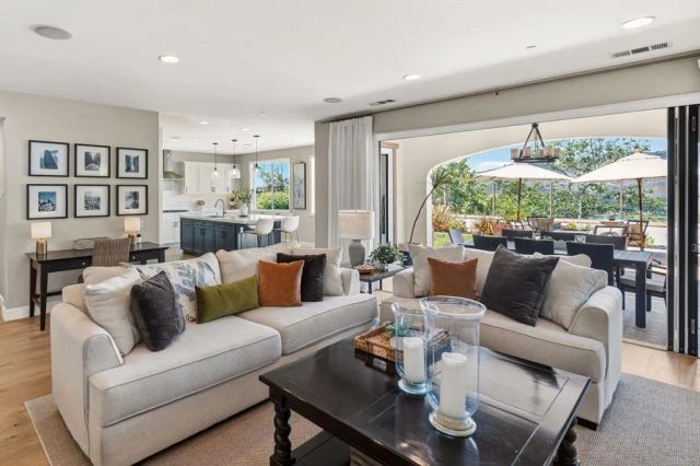 15864 Via Montenero, San Diego, CA 92127