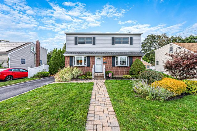 9 Cortelyou Street W, Huntington Station, NY 11746