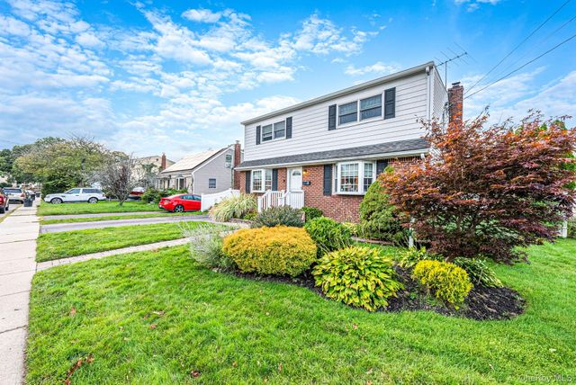 9 Cortelyou Street W, Huntington Station, NY 11746