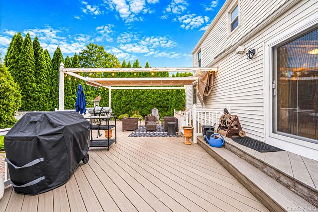 9 Cortelyou Street W, Huntington Station, NY 11746