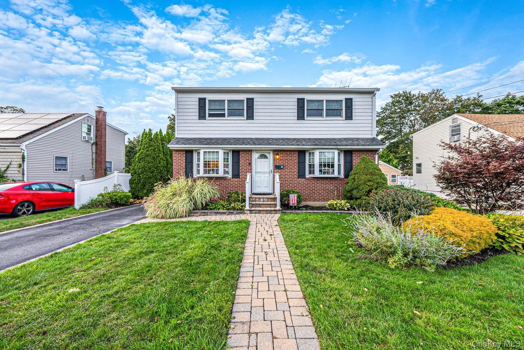 9 Cortelyou Street W, Huntington Station, NY 11746 — photo 2
