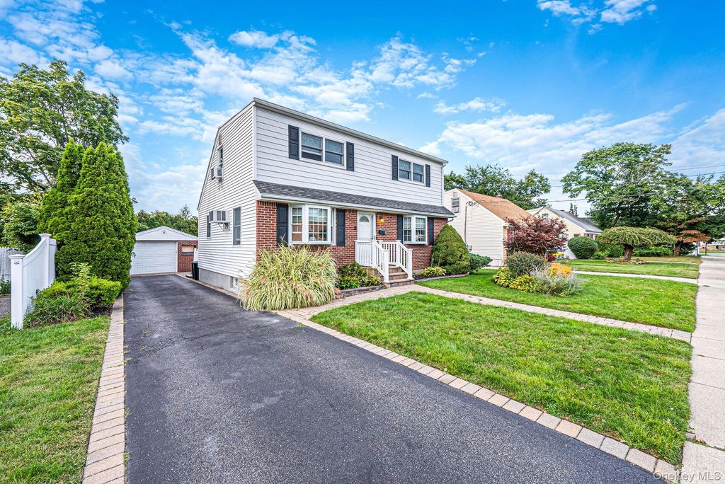 9 Cortelyou Street W, Huntington Station, NY 11746 — photo 4