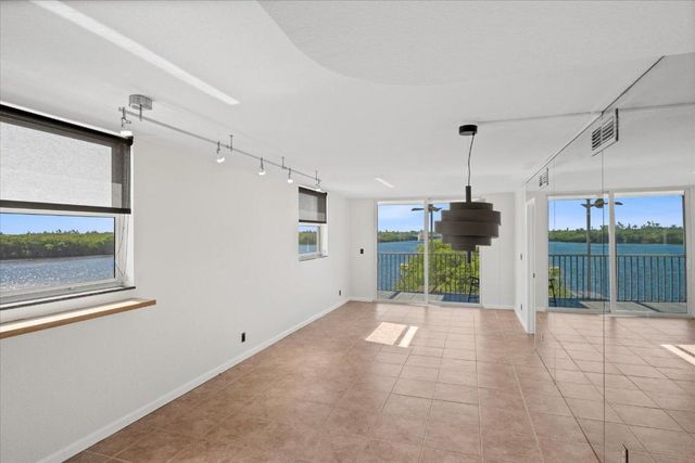 689 NE 6th Court 4010, Boynton Beach, FL 33435