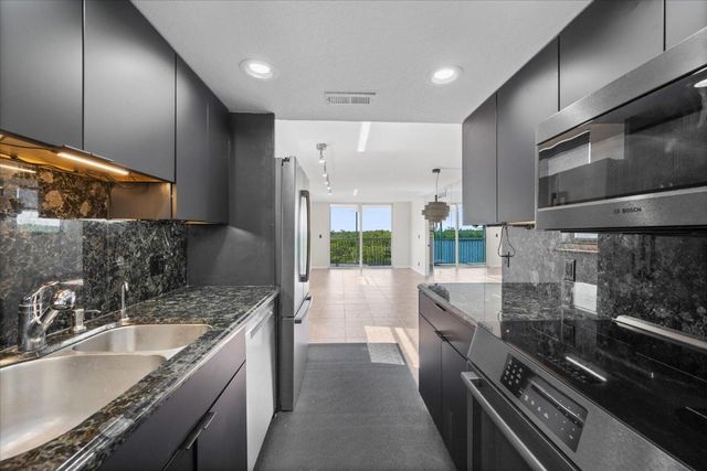 689 NE 6th Court 4010, Boynton Beach, FL 33435