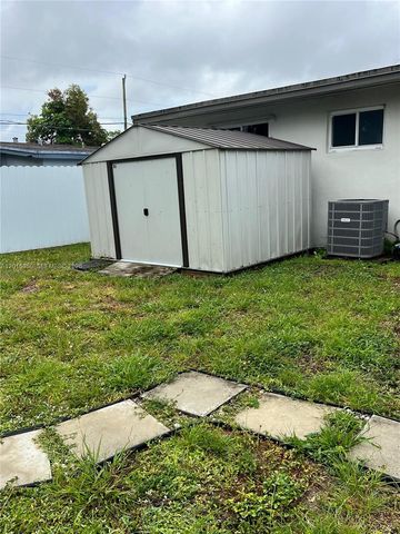 3221 NW 182nd St, Miami Gardens, FL 33056