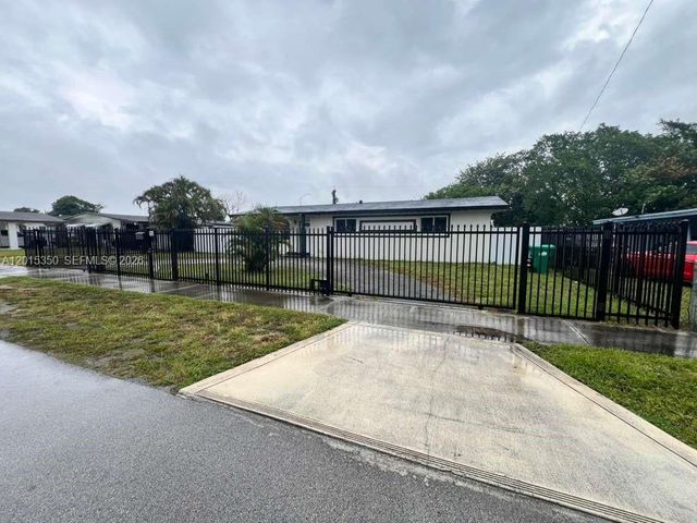 3221 NW 182nd St, Miami Gardens, FL 33056
