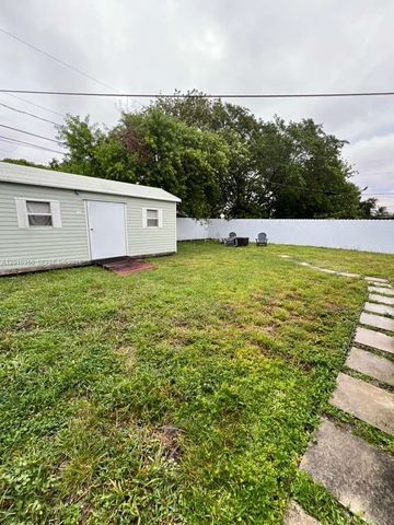 3221 NW 182nd St, Miami Gardens, FL 33056