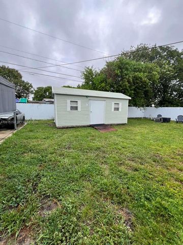 3221 NW 182nd St, Miami Gardens, FL 33056