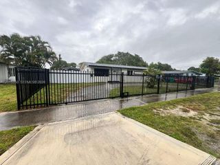 3221 NW 182nd St, Miami Gardens, FL 33056