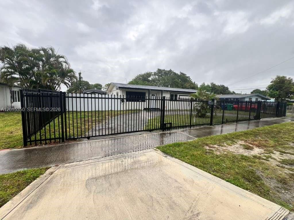 3221 NW 182nd St, Miami Gardens, FL 33056