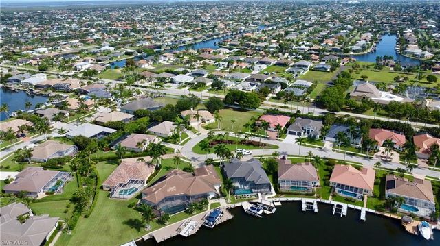 1907 Lagoon LN, Cape Coral, FL 33914