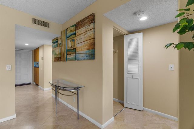 6515 Kensington Lane 201, Delray Beach, FL 33446