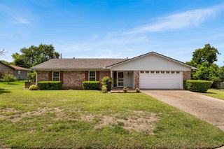 308 Dixon Drive, Hewitt, TX 76643