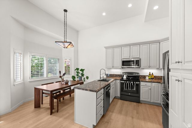 2326 E SKY PINES CT, Holladay, UT 84117
