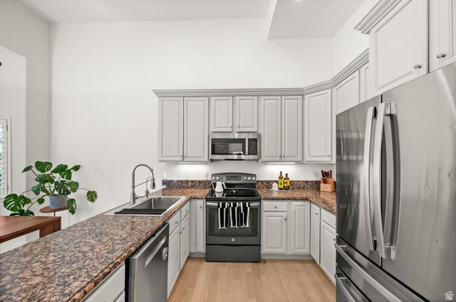 2326 E SKY PINES CT, Holladay, UT 84117