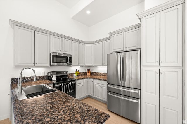 2326 E SKY PINES CT, Holladay, UT 84117