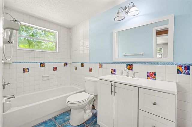 805 W COLLEGE AVENUE, Ruskin, FL 33570