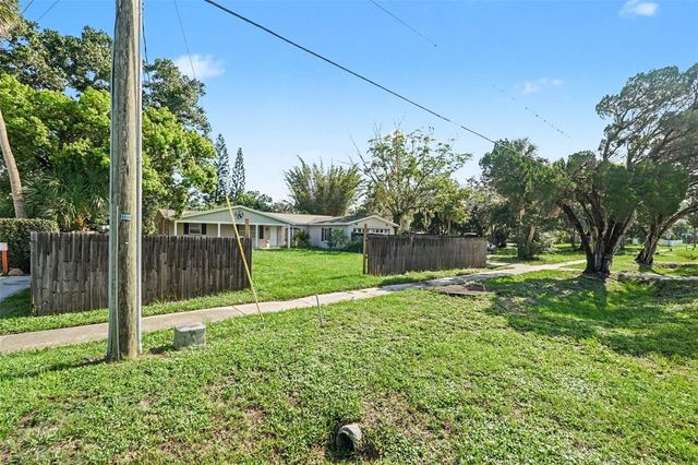 805 W COLLEGE AVENUE, Ruskin, FL 33570