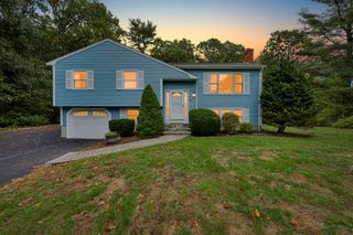 7 Garrison Dr, Plainville, MA 02762