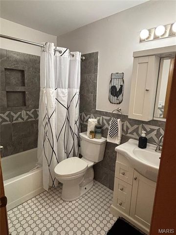 3115 Autumn Trace Drive, Maryland Heights, MO 63043