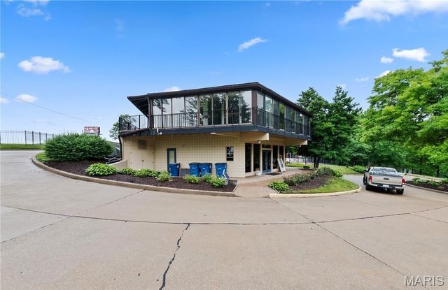 3115 Autumn Trace Drive, Maryland Heights, MO 63043