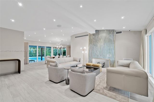 1030 N Venetian Dr, Miami, FL 33139