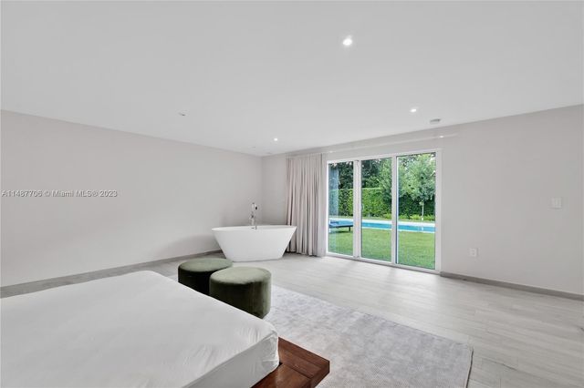 1030 N Venetian Dr, Miami, FL 33139