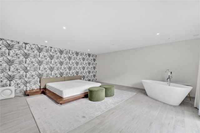 1030 N Venetian Dr, Miami, FL 33139