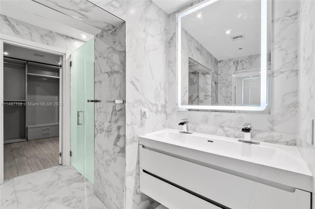 1030 N Venetian Dr, Miami, FL 33139