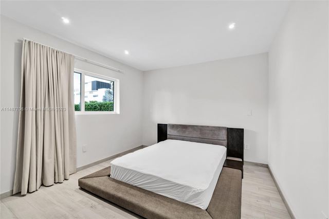 1030 N Venetian Dr, Miami, FL 33139