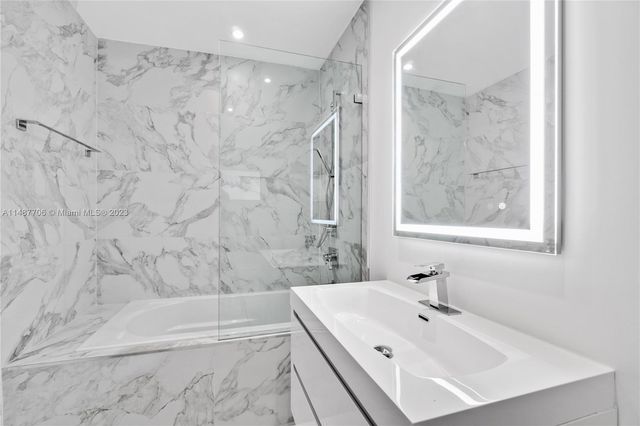 1030 N Venetian Dr, Miami, FL 33139