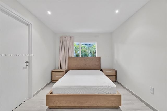 1030 N Venetian Dr, Miami, FL 33139