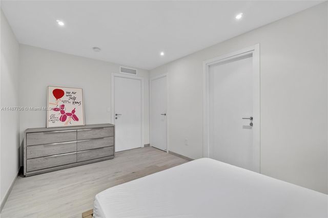 1030 N Venetian Dr, Miami, FL 33139