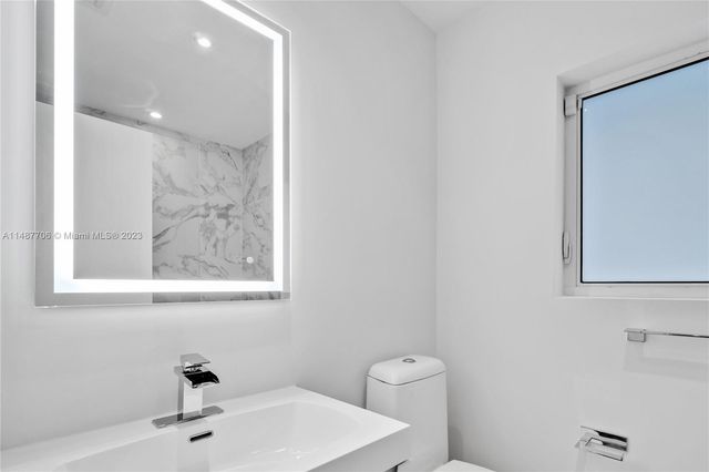 1030 N Venetian Dr, Miami, FL 33139