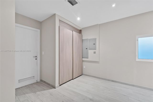 1030 N Venetian Dr, Miami, FL 33139