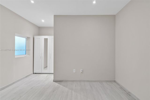 1030 N Venetian Dr, Miami, FL 33139