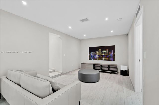 1030 N Venetian Dr, Miami, FL 33139