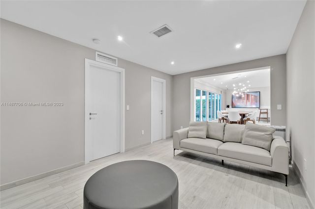 1030 N Venetian Dr, Miami, FL 33139